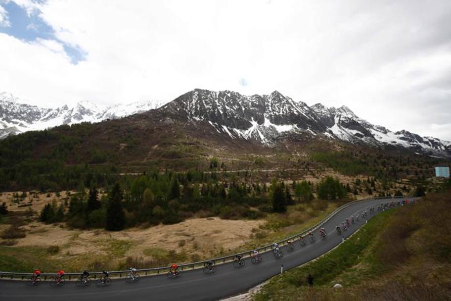 Un&#39;altra vista ad ampio raggio del passaggio del gruppo lungo le splendide montagne tra Lombardia e Trentino. Afp